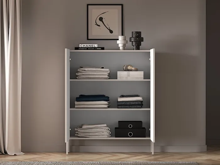 Wysoka komoda dwudrzwiowa Derriva z ryflowanymi frontami 100 cm kaszmir