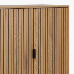 Wysoka komoda Flutivess dąb z lamelowym frontem i półkami na metalowych nóżkach 80 cm