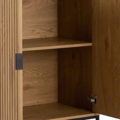 Wysoka komoda Flutivess dąb z lamelowym frontem i półkami na metalowych nóżkach 80 cm